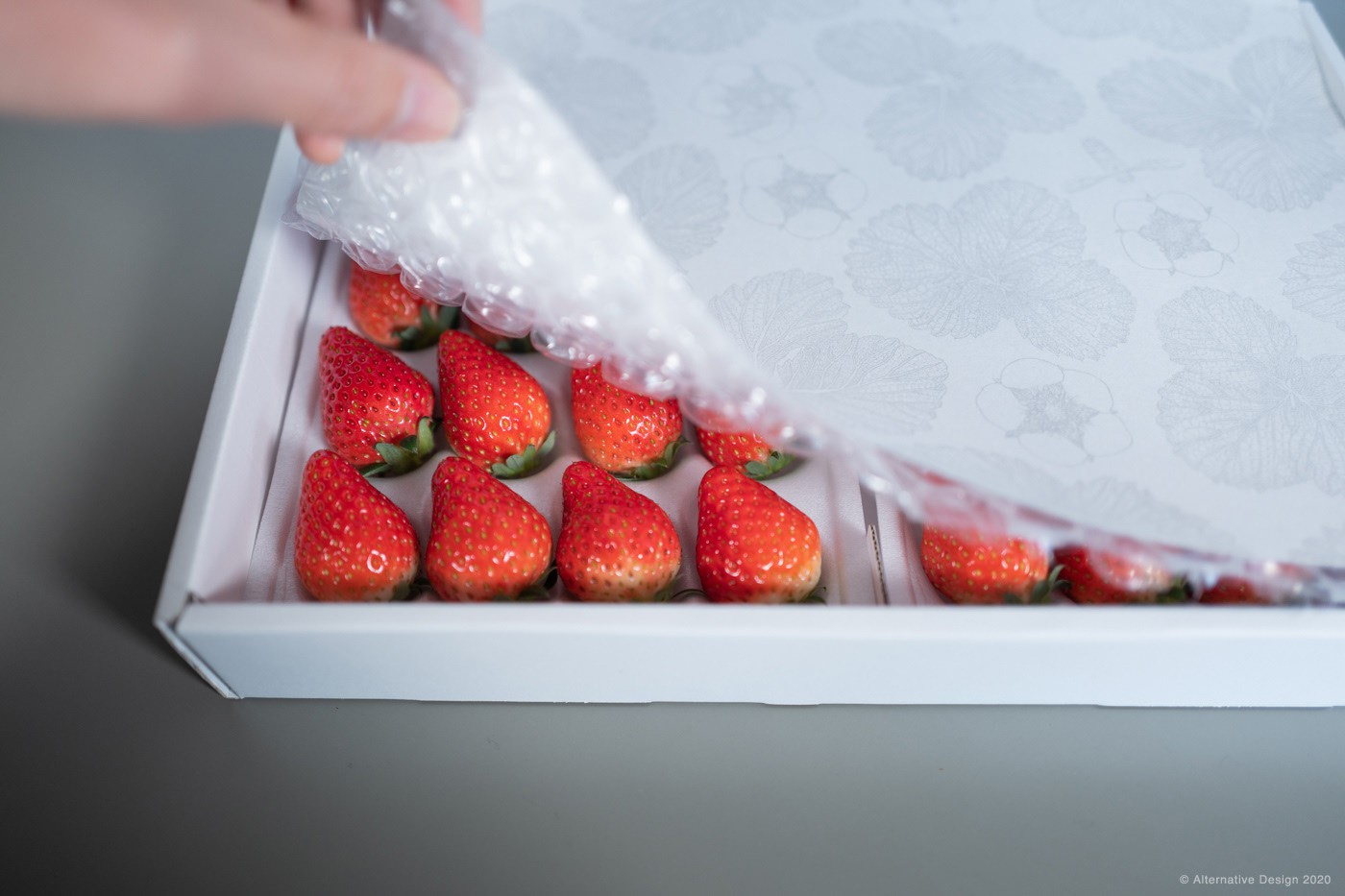 化粧箱に入れたいちごとトップペーパー