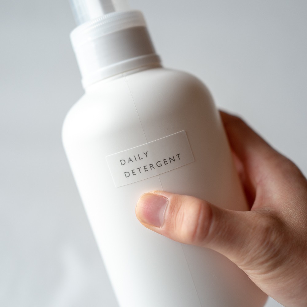 モノトーンボトルに洗濯用洗剤ラベル