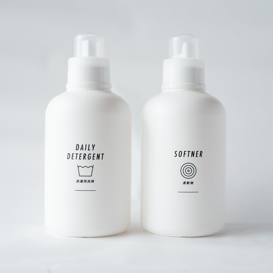 モノトーンボトルに洗濯用洗剤ラベルと柔軟剤ラベル