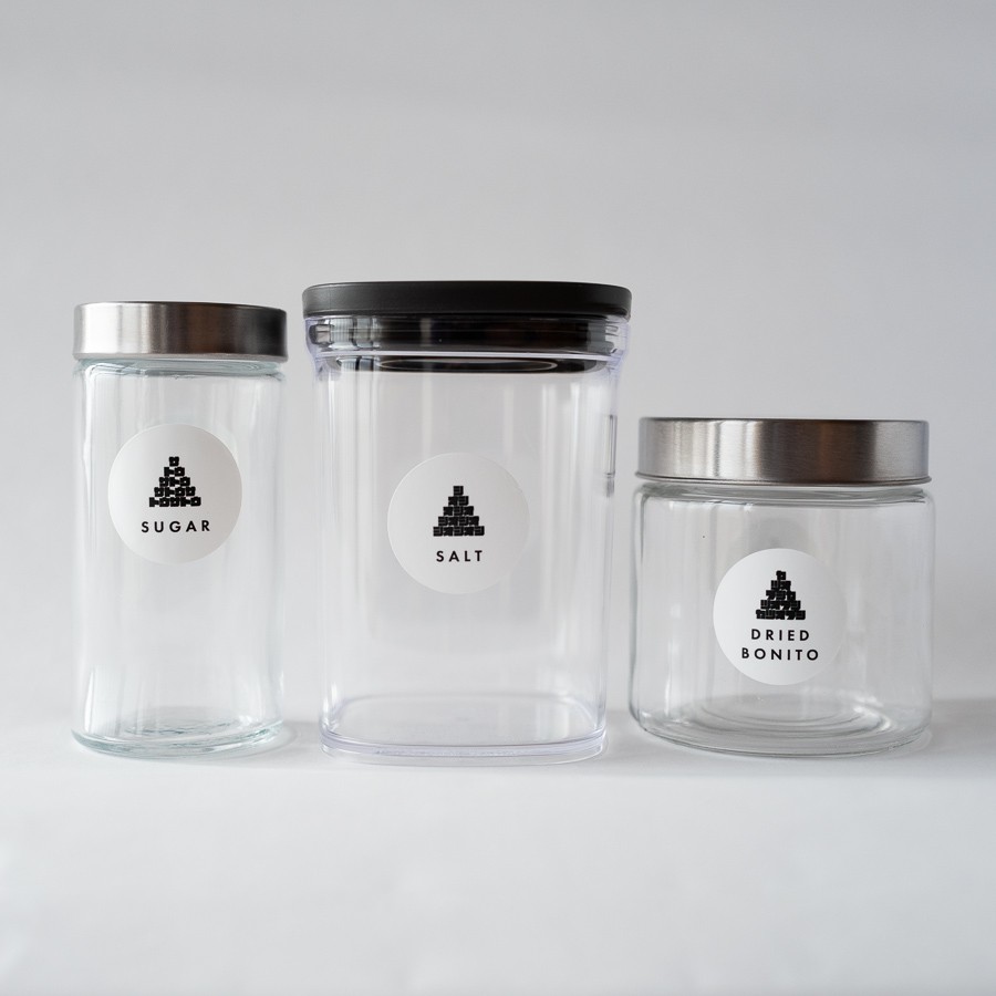 瓶や容器の側面に貼った様子