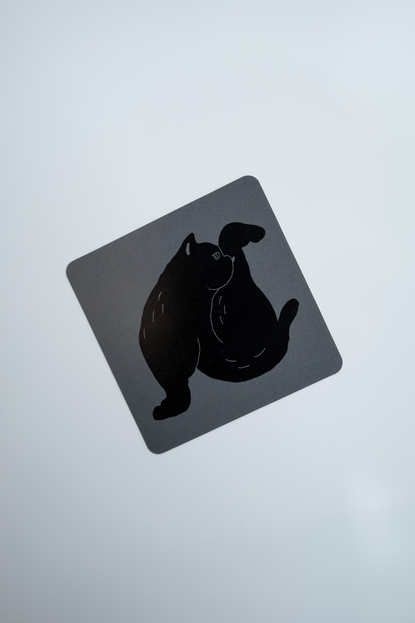 毛繕いする猫のイラスト